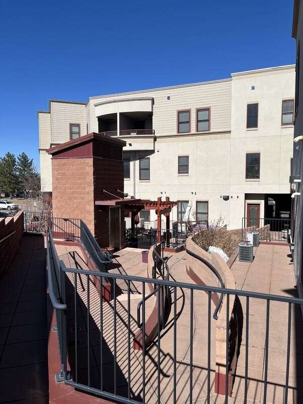 Building Photo - 261 Pine St