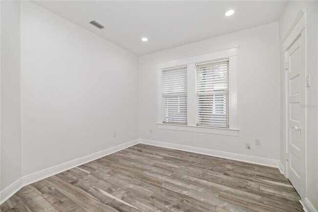 Building Photo - 409 S Willow Ave