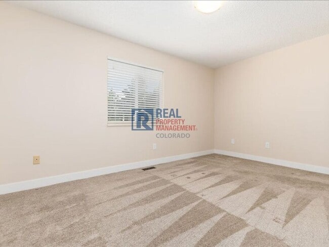 Building Photo - 1424 S Sierra Dr