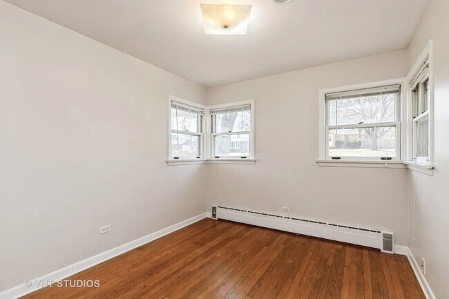 Building Photo - 942 Raleigh Rd