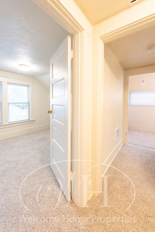 Building Photo - Cozy 3 Bedroom Home With Newer Flooring & Paint