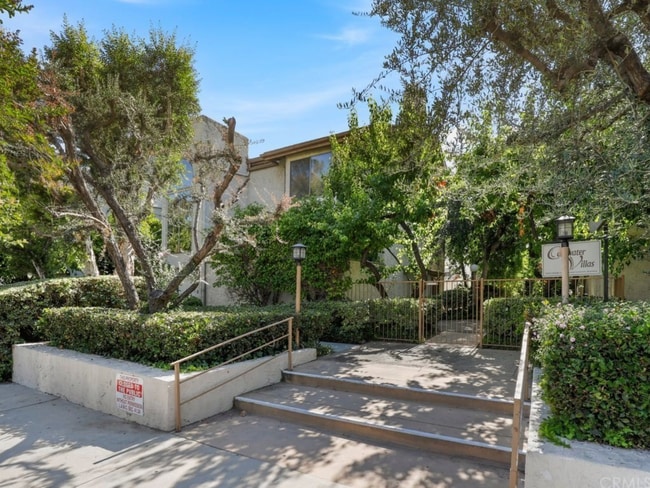 Building Photo - 5323 Coldwater Canyon Ave