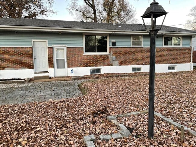 Building Photo - 2212 Collett Dr