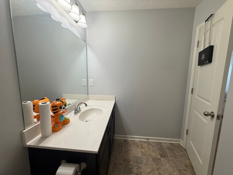 Building Photo - 1567 Sprucedale Dr