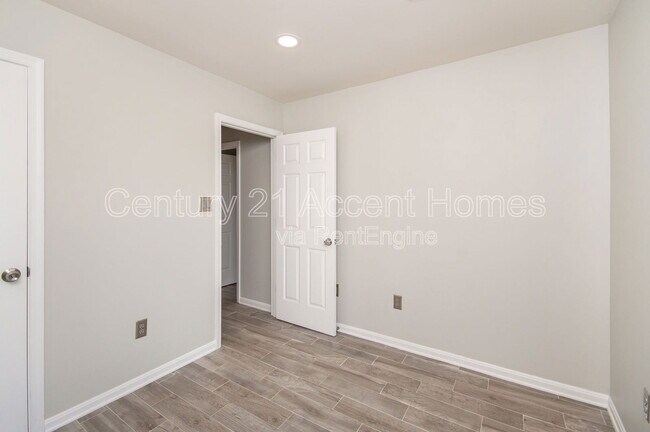 Building Photo - 5522 Jowett Ct