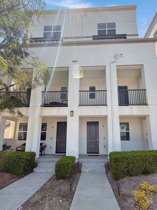 Building Photo - Spacious 4BR/3.5BA Townhome in Otay Ranch ...
