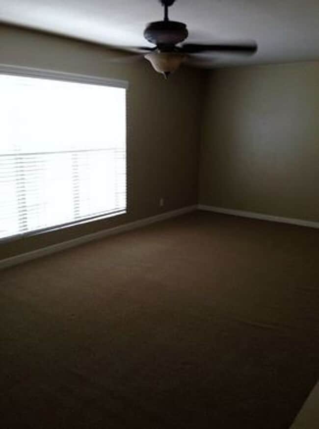 Building Photo - Beautiful Condo