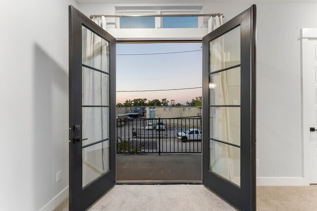 Building Photo - 113 Coronado St