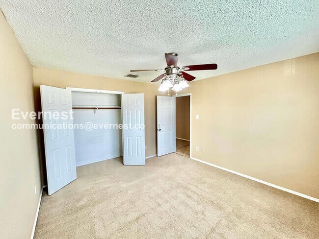 Building Photo - 4 Bed, 2 Bath Home with Fenced Yard & Garage / Available Now!