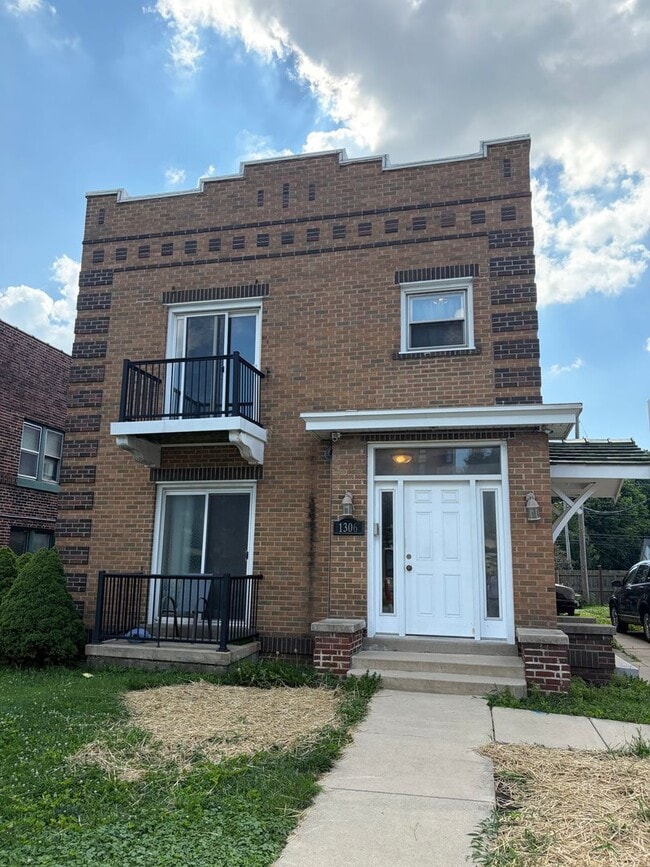 Building Photo - 1306 N Main St