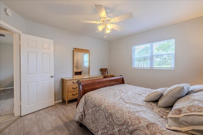 Building Photo - ANNUAL RENTAL - 3 Bed, 2 Bath Fully Furnished Home