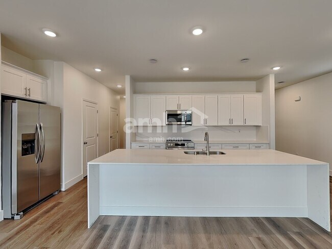 Building Photo - 11111 Magallanes St