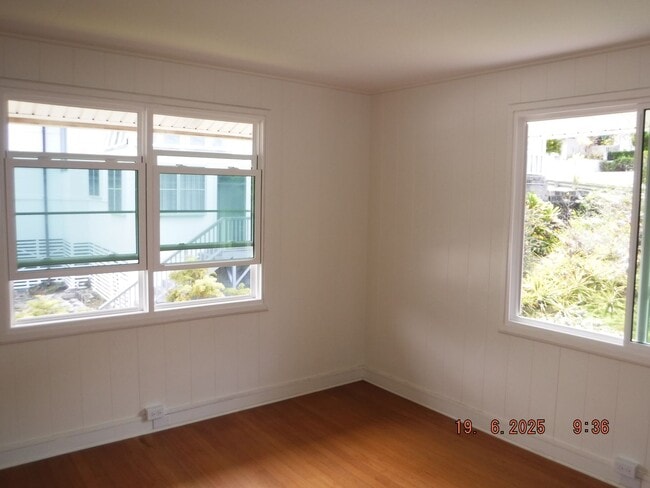 Building Photo - At Home in Manoa 2/1/1