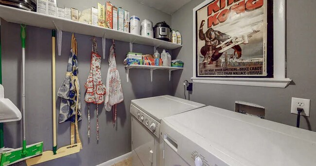 Building Photo - Available early Jan! 3bd/2bth w/fenced yard