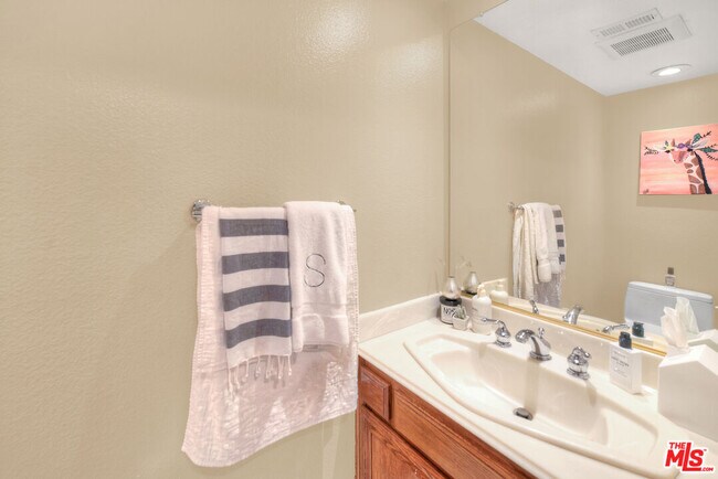 Building Photo - 5624 Las Virgenes Rd