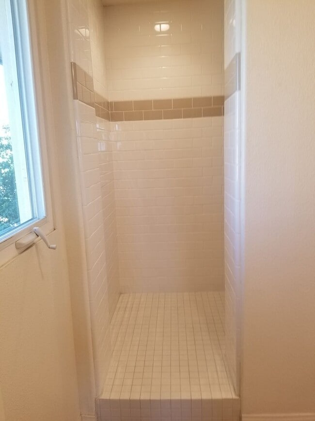 Building Photo - Spacious Condo 3 bedrooms, 2 bathrooms Built 2016