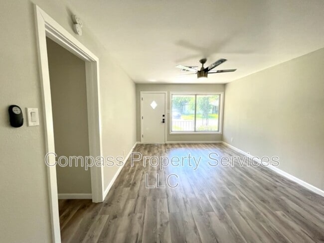 Building Photo - 2321 Glendale Dr