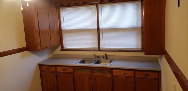 Building Photo - 36 Roberts St