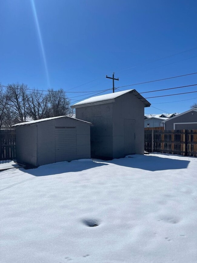 Building Photo - MOVE IN SPECIAL! Cozy 5 bedroom 2 bath Home - Erie