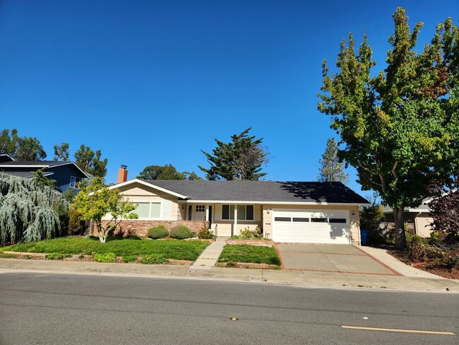 Primary Photo - Modern 4 bedroom Burlingame home near Skyline