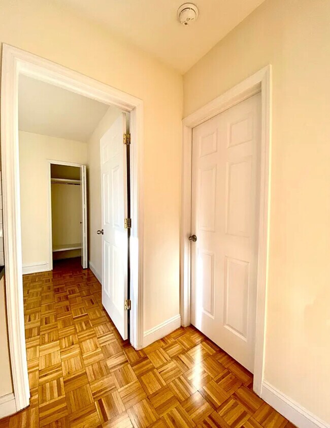 Building Photo - 531 E 78th St