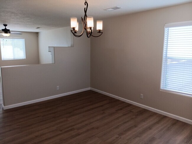 Building Photo - Stunning 4-bedroom, 2.5-bathroom home in R...