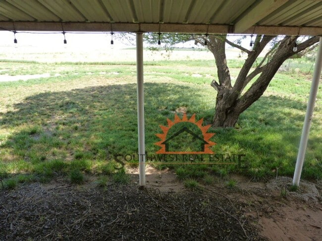 Building Photo - Country home with 3 bedroom 2 bathrooms