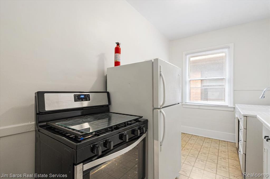 Building Photo - 981 Beaconsfield Ave