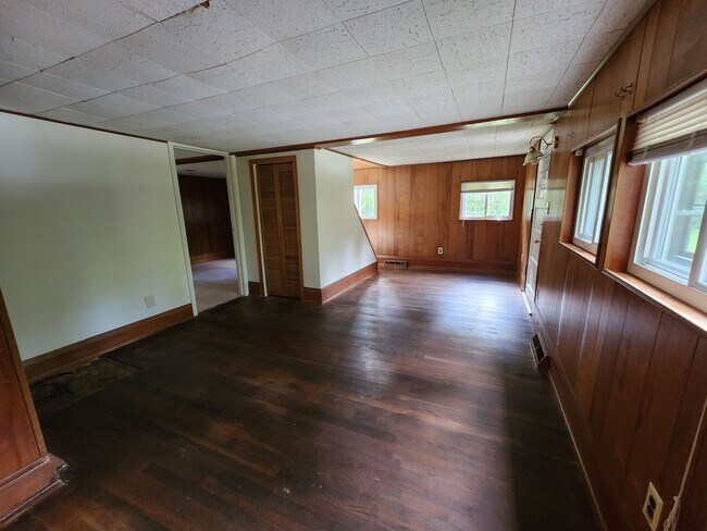 Building Photo - 3 Bedroom 1 bath HomeCharming Updated Home in Quiet Bedford Neighborhood