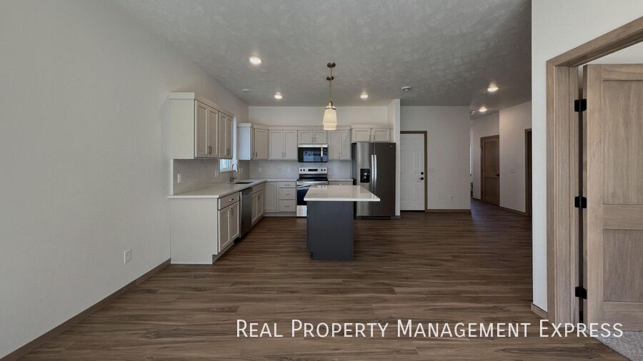 Building Photo - Modern 3 Bed, 2.5 Bath Townhome in West Sioux Falls