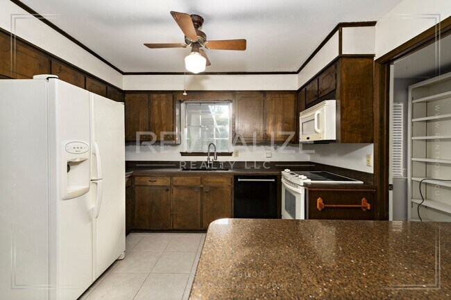 Building Photo - 3/2 Brick Home with Sunroom, Deck, and Car...