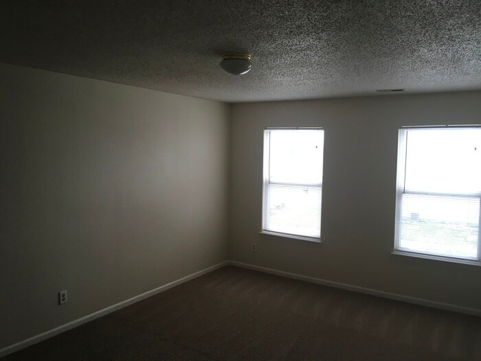 Building Photo - 10879 Walnut Grove Bend