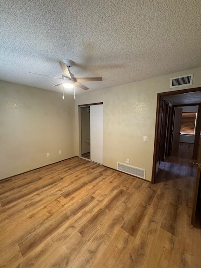 Building Photo - Northwest- 3 bedroom/ 2 bathroom with pool!