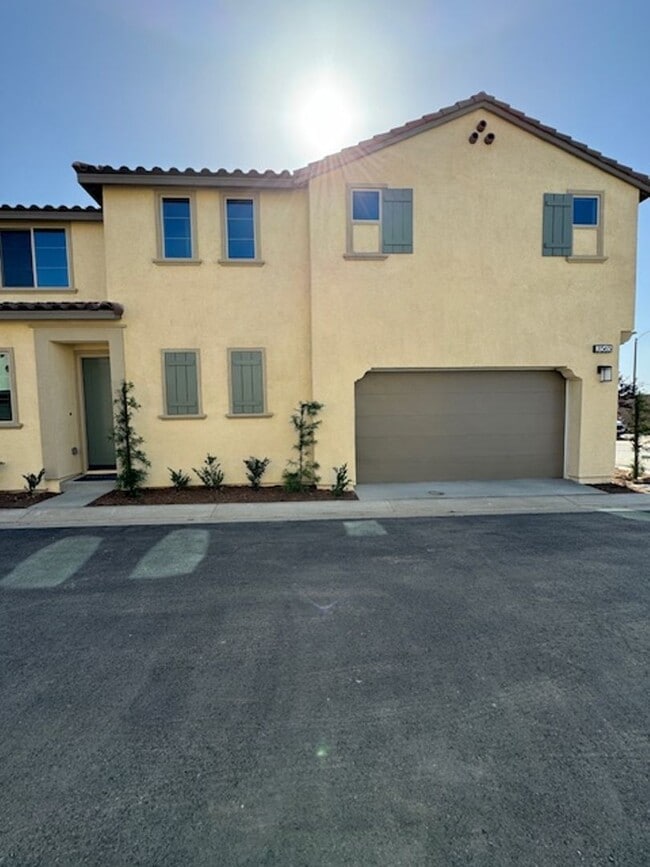 Building Photo - Beautiful Home