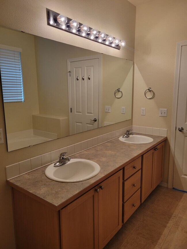 Building Photo - Beautiful 3 bedroom Rambler in perfect location