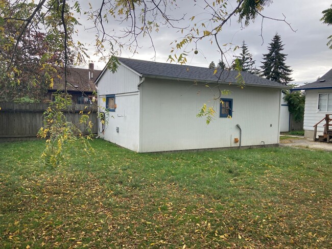 Building Photo - Spacious 3 bed / 1 bath Home, Large Privat...