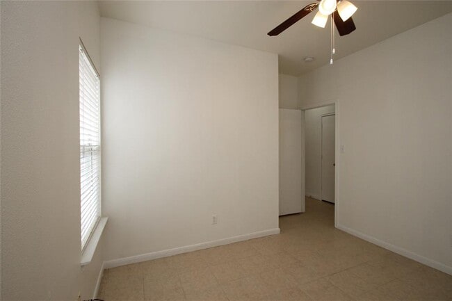 Building Photo - 2817 Southampton Way