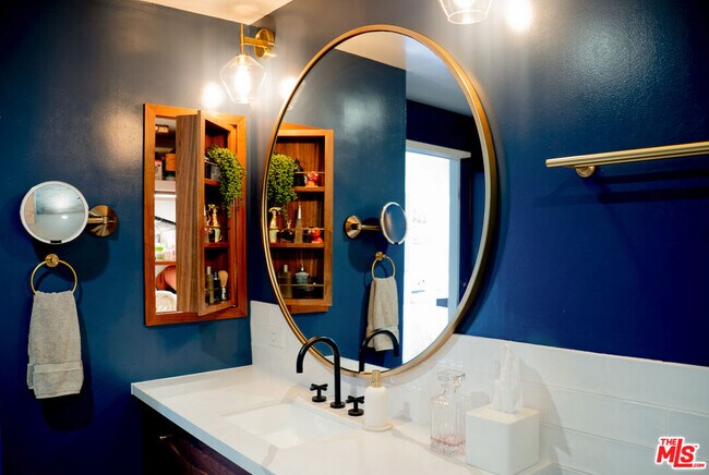 Building Photo - 460 S Spring St