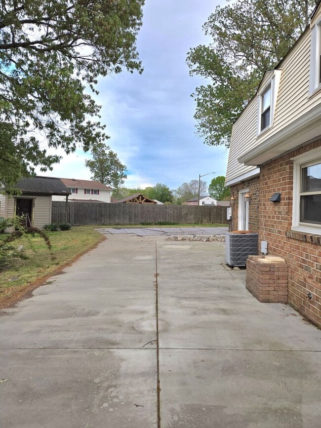 Building Photo - Spacious Five Bedroom