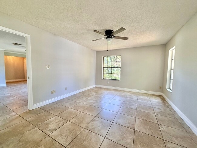 Building Photo - Spacious Home with Large Yard and Central Location! Close to Major Shopping and Dining!