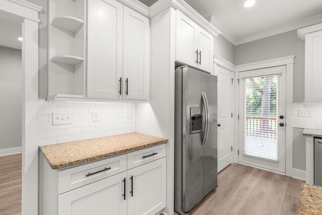 Building Photo - Beautiful Home with a Backyard Deck in Bid...