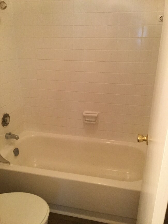 Building Photo - 2 Bed/2 Bath Condo - Spacious, Bright, Clo...