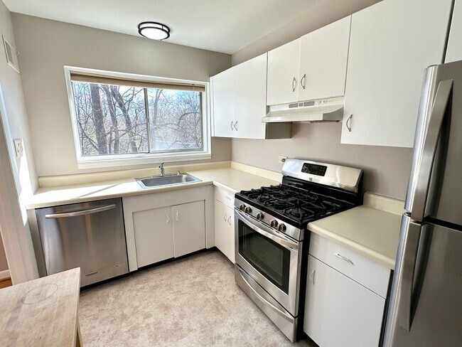 Building Photo - Beautifully kept, spacious one bedroom condo in the award winning Bethesda Parkside Community!