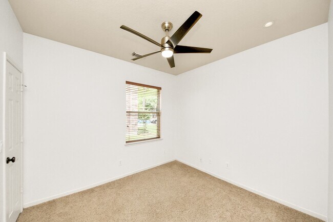 Building Photo - 42 S Lace Arbor Dr