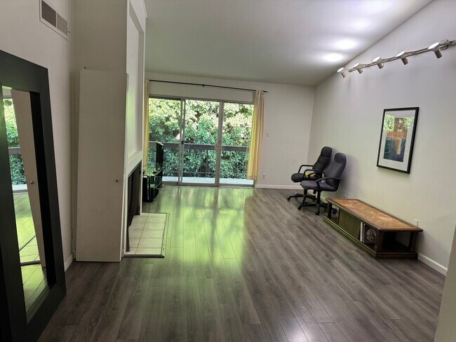 Family room - 440 Veteran Ave