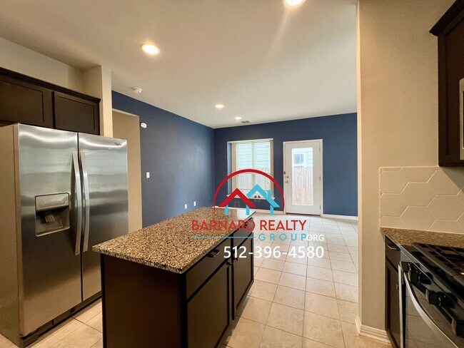 Building Photo - **APPLICATION PENDING!**2 bed/2 bath in De...
