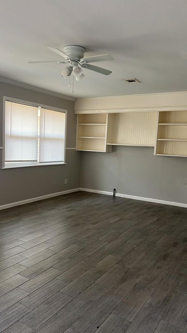 Building Photo - Amazing 4 Bedroom home with large yard!