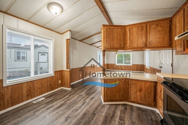 Building Photo - 2 Bedroom 1 Bath Home with Off-Street Park...