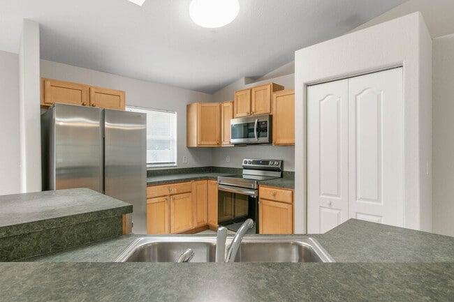 Building Photo - 884 Winchester St