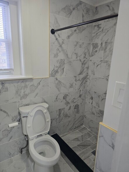 Building Photo - 56 Burnham St